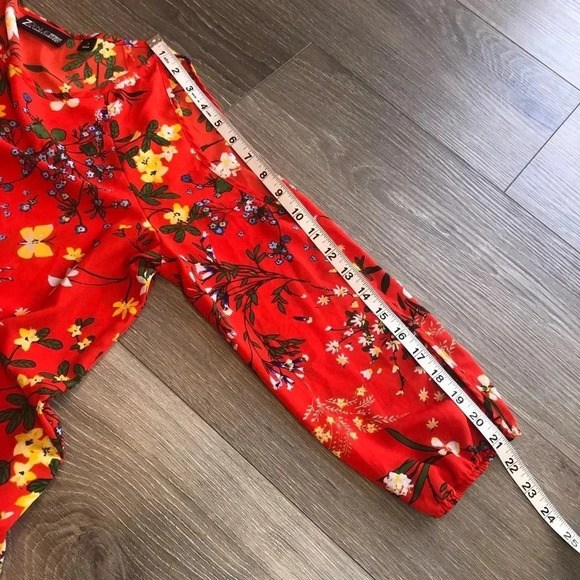 New York And Company Cold Shoulder Top Red Floral Lightweight Womens Size Small - Picture 6 of 14